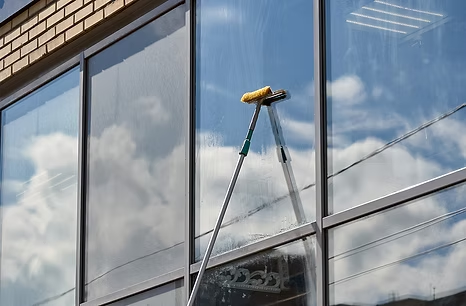 Modern gebouw met grote ramen